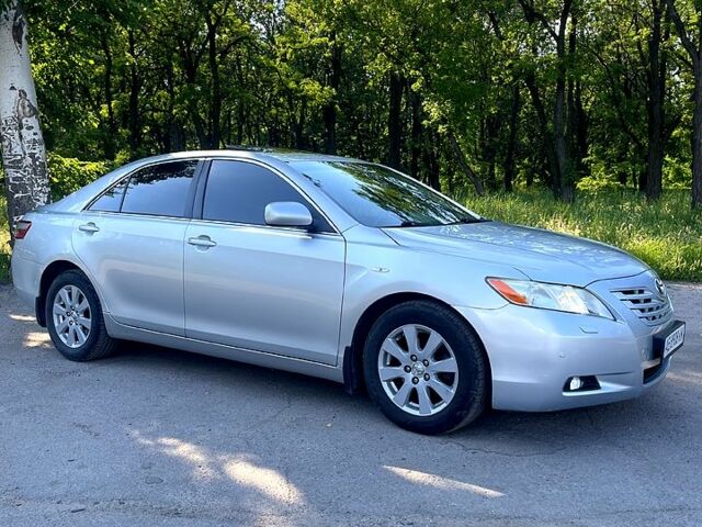 Серый Тойота Камри, объемом двигателя 2.4 л и пробегом 275 тыс. км за 9500 $, фото 4 на Automoto.ua