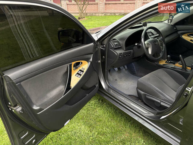 Сірий Тойота Камрі, об'ємом двигуна 2.4 л та пробігом 300 тис. км за 7700 $, фото 14 на Automoto.ua