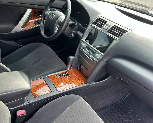 Серый Тойота Камри, объемом двигателя 2.4 л и пробегом 138 тыс. км за 11500 $, фото 12 на Automoto.ua