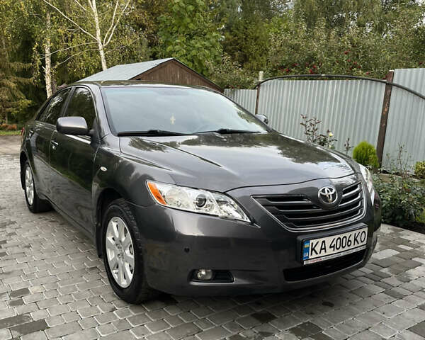 Серый Тойота Камри, объемом двигателя 2.4 л и пробегом 220 тыс. км за 8700 $, фото 2 на Automoto.ua