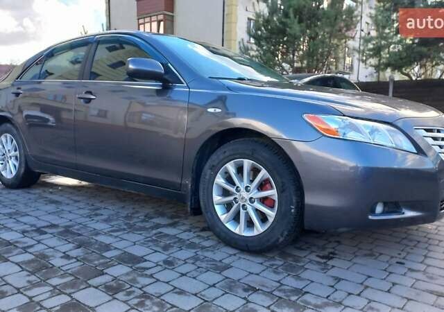 Серый Тойота Камри, объемом двигателя 2.36 л и пробегом 305 тыс. км за 7800 $, фото 1 на Automoto.ua