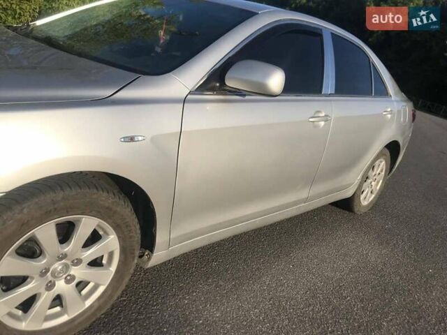 Сірий Тойота Камрі, об'ємом двигуна 2.4 л та пробігом 321 тис. км за 5600 $, фото 2 на Automoto.ua