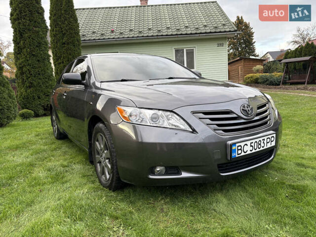 Сірий Тойота Камрі, об'ємом двигуна 2.4 л та пробігом 300 тис. км за 7700 $, фото 1 на Automoto.ua