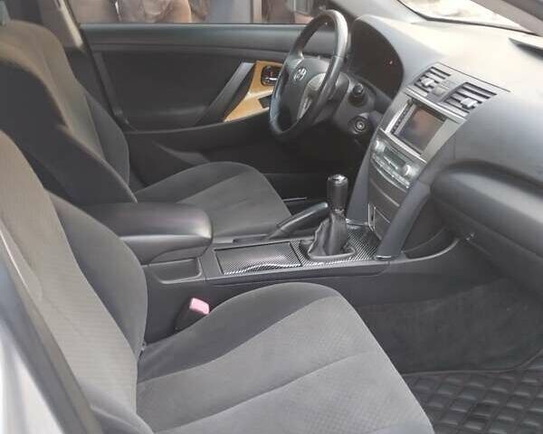 Серый Тойота Камри, объемом двигателя 2.4 л и пробегом 230 тыс. км за 8500 $, фото 18 на Automoto.ua