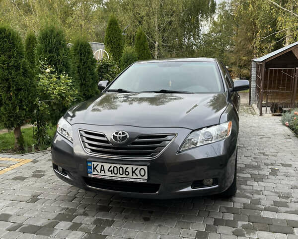 Серый Тойота Камри, объемом двигателя 2.4 л и пробегом 220 тыс. км за 8700 $, фото 1 на Automoto.ua