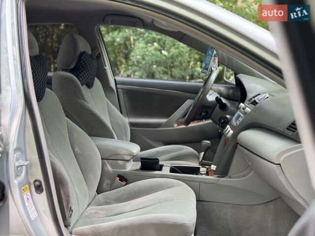 Сірий Тойота Камрі, об'ємом двигуна 2.4 л та пробігом 308 тис. км за 7799 $, фото 17 на Automoto.ua