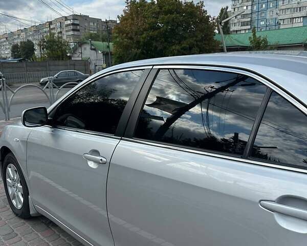 Серый Тойота Камри, объемом двигателя 2.4 л и пробегом 138 тыс. км за 11500 $, фото 1 на Automoto.ua