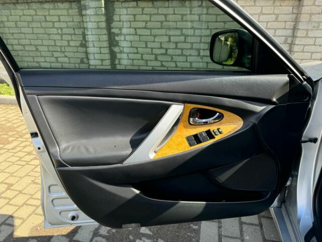 Серый Тойота Камри, объемом двигателя 2.4 л и пробегом 294 тыс. км за 8500 $, фото 16 на Automoto.ua