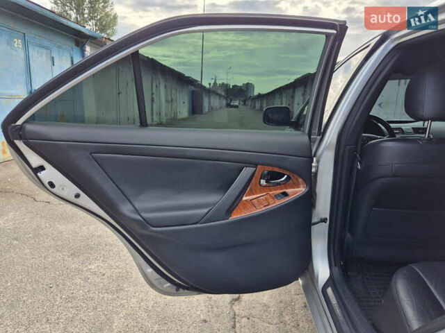 Серый Тойота Камри, объемом двигателя 3.46 л и пробегом 305 тыс. км за 8500 $, фото 22 на Automoto.ua