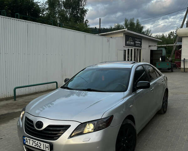 Сірий Тойота Камрі, об'ємом двигуна 3.5 л та пробігом 297 тис. км за 8499 $, фото 1 на Automoto.ua