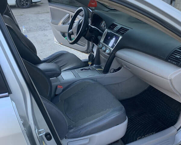 Сірий Тойота Камрі, об'ємом двигуна 2.36 л та пробігом 230 тис. км за 8500 $, фото 1 на Automoto.ua