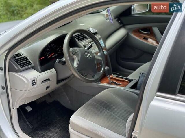 Сірий Тойота Камрі, об'ємом двигуна 2.4 л та пробігом 308 тис. км за 7799 $, фото 10 на Automoto.ua