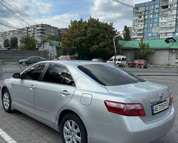 Серый Тойота Камри, объемом двигателя 2.4 л и пробегом 138 тыс. км за 11500 $, фото 2 на Automoto.ua