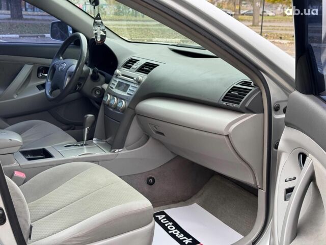 Серый Тойота Камри, объемом двигателя 2.4 л и пробегом 225 тыс. км за 7490 $, фото 13 на Automoto.ua