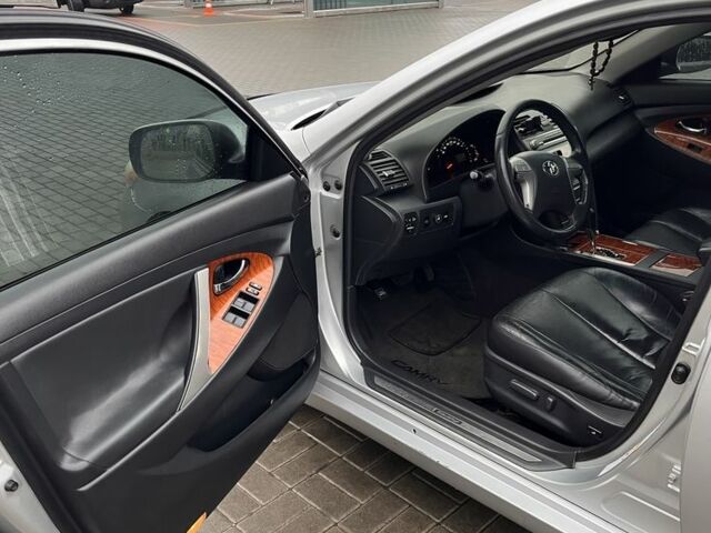 Серый Тойота Камри, объемом двигателя 2.4 л и пробегом 314 тыс. км за 6800 $, фото 15 на Automoto.ua