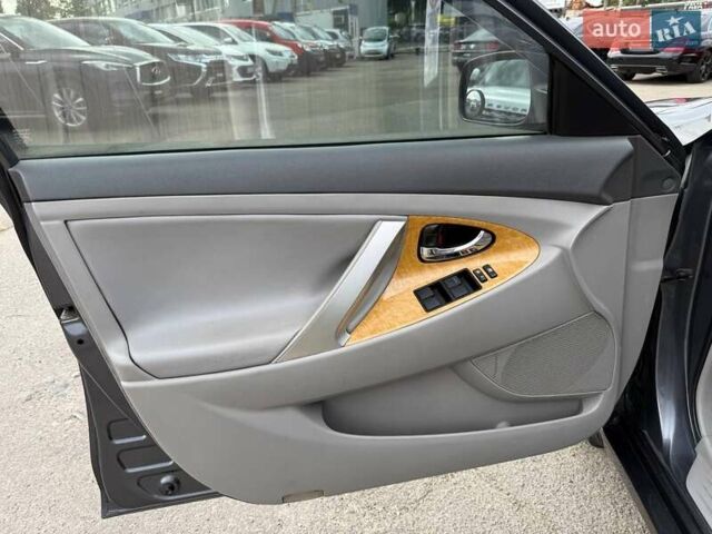 Серый Тойота Камри, объемом двигателя 3.46 л и пробегом 285 тыс. км за 8690 $, фото 11 на Automoto.ua