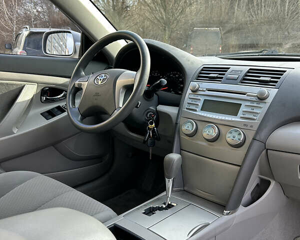 Сірий Тойота Камрі, об'ємом двигуна 2.4 л та пробігом 191 тис. км за 8300 $, фото 27 на Automoto.ua