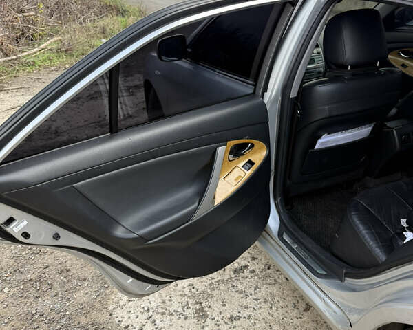 Серый Тойота Камри, объемом двигателя 2.4 л и пробегом 311 тыс. км за 7700 $, фото 11 на Automoto.ua