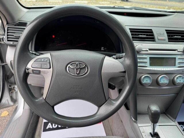 Серый Тойота Камри, объемом двигателя 2.4 л и пробегом 225 тыс. км за 7490 $, фото 20 на Automoto.ua