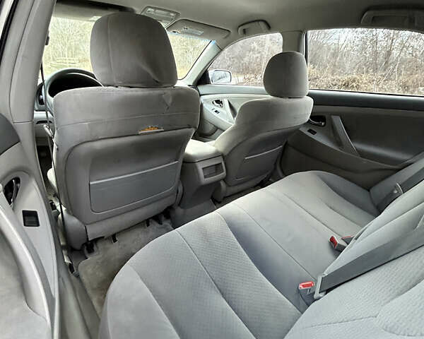 Сірий Тойота Камрі, об'ємом двигуна 2.4 л та пробігом 191 тис. км за 8300 $, фото 11 на Automoto.ua