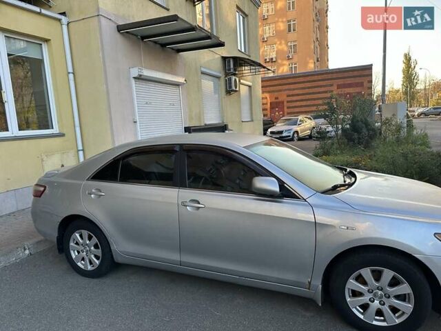 Сірий Тойота Камрі, об'ємом двигуна 2.4 л та пробігом 582 тис. км за 7300 $, фото 1 на Automoto.ua