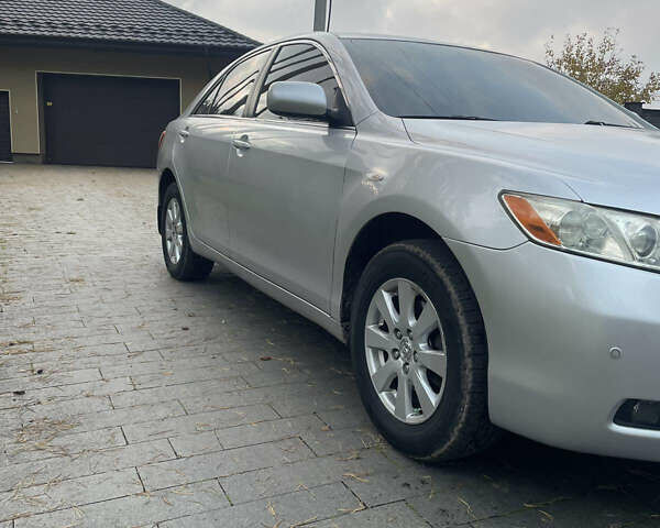 Серый Тойота Камри, объемом двигателя 2.36 л и пробегом 249 тыс. км за 8400 $, фото 5 на Automoto.ua