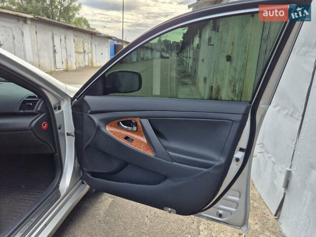 Серый Тойота Камри, объемом двигателя 3.46 л и пробегом 305 тыс. км за 8500 $, фото 13 на Automoto.ua