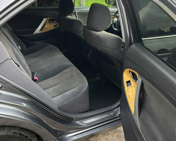 Серый Тойота Камри, объемом двигателя 2.4 л и пробегом 220 тыс. км за 8700 $, фото 50 на Automoto.ua