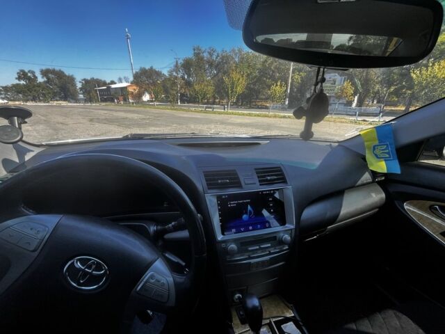 Серый Тойота Камри, объемом двигателя 2.4 л и пробегом 281 тыс. км за 10000 $, фото 6 на Automoto.ua