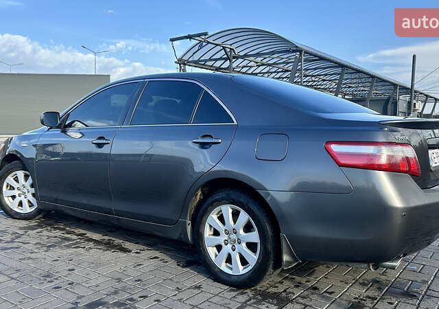 Серый Тойота Камри, объемом двигателя 3.46 л и пробегом 370 тыс. км за 9999 $, фото 1 на Automoto.ua