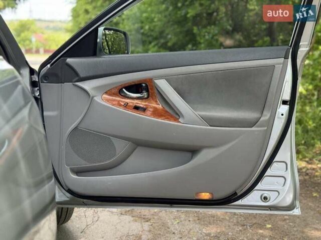 Сірий Тойота Камрі, об'ємом двигуна 2.4 л та пробігом 308 тис. км за 7799 $, фото 18 на Automoto.ua