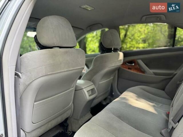 Сірий Тойота Камрі, об'ємом двигуна 2.4 л та пробігом 308 тис. км за 7799 $, фото 16 на Automoto.ua