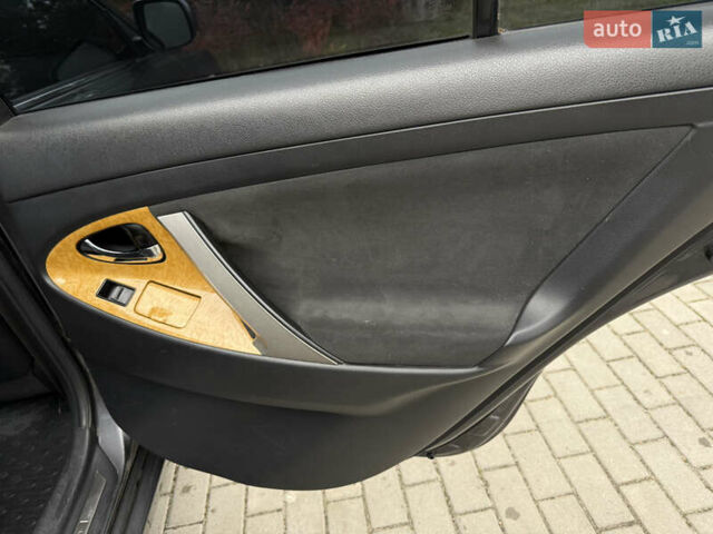 Серый Тойота Камри, объемом двигателя 2.4 л и пробегом 262 тыс. км за 6999 $, фото 27 на Automoto.ua