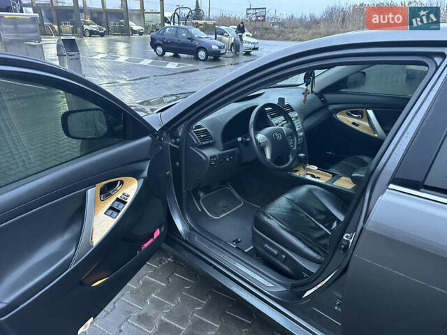Сірий Тойота Камрі, об'ємом двигуна 2.36 л та пробігом 232 тис. км за 8600 $, фото 6 на Automoto.ua