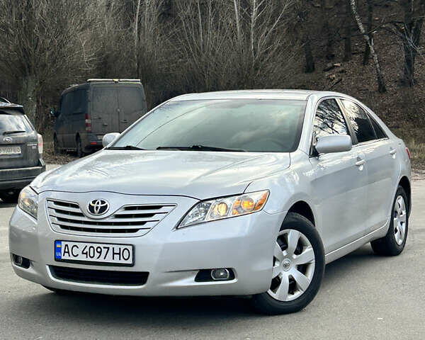 Сірий Тойота Камрі, об'ємом двигуна 2.4 л та пробігом 191 тис. км за 8300 $, фото 1 на Automoto.ua