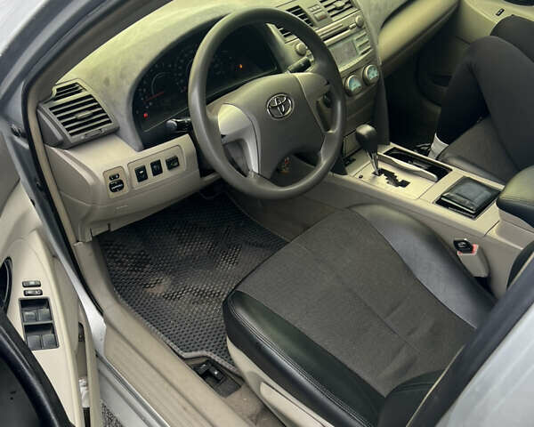 Серый Тойота Камри, объемом двигателя 2.4 л и пробегом 290 тыс. км за 8500 $, фото 11 на Automoto.ua