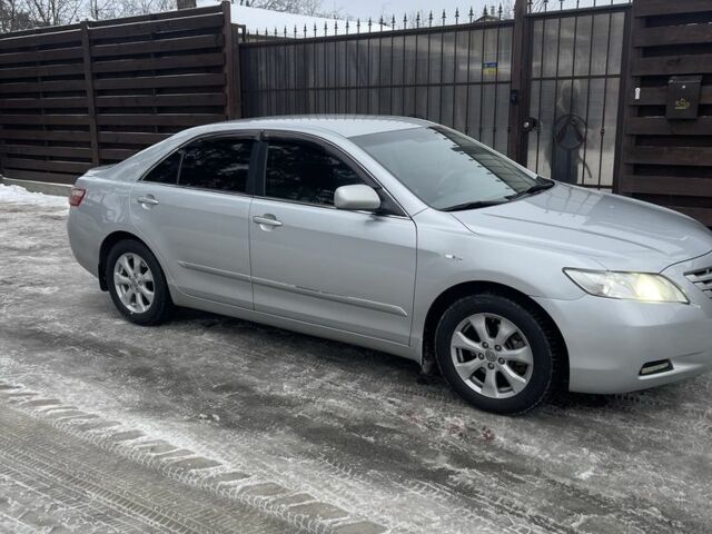 Серый Тойота Камри, объемом двигателя 2.4 л и пробегом 225 тыс. км за 7500 $, фото 1 на Automoto.ua