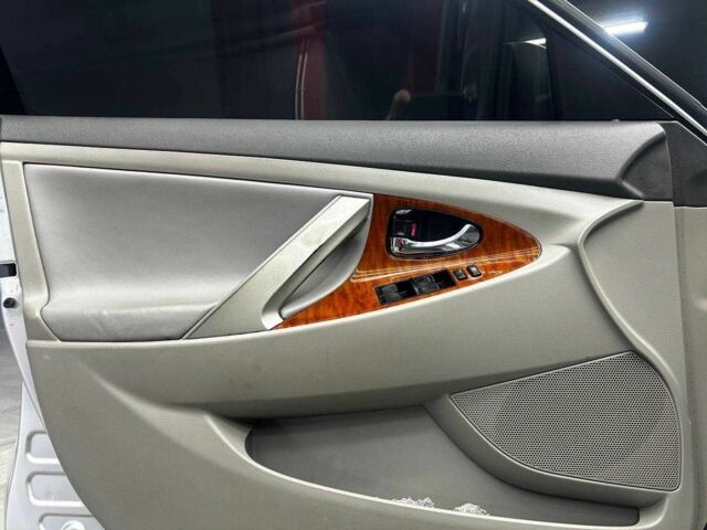 Сірий Тойота Камрі, об'ємом двигуна 3.5 л та пробігом 226 тис. км за 8500 $, фото 7 на Automoto.ua