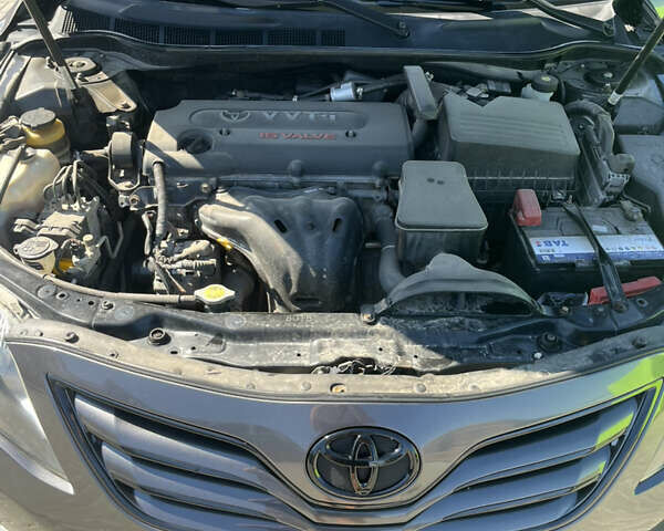 Сірий Тойота Камрі, об'ємом двигуна 2.36 л та пробігом 187 тис. км за 10500 $, фото 9 на Automoto.ua