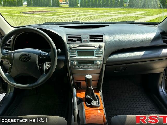 Сірий Тойота Камрі, об'ємом двигуна 2.4 л та пробігом 281 тис. км за 6300 $, фото 5 на Automoto.ua