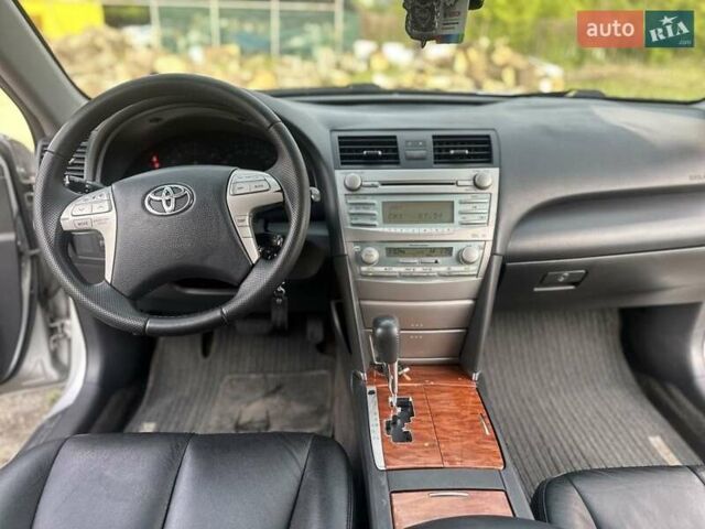 Серый Тойота Камри, объемом двигателя 2.4 л и пробегом 270 тыс. км за 8300 $, фото 12 на Automoto.ua