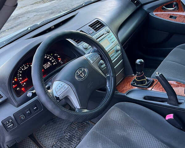 Серый Тойота Камри, объемом двигателя 2.36 л и пробегом 334 тыс. км за 5999 $, фото 4 на Automoto.ua