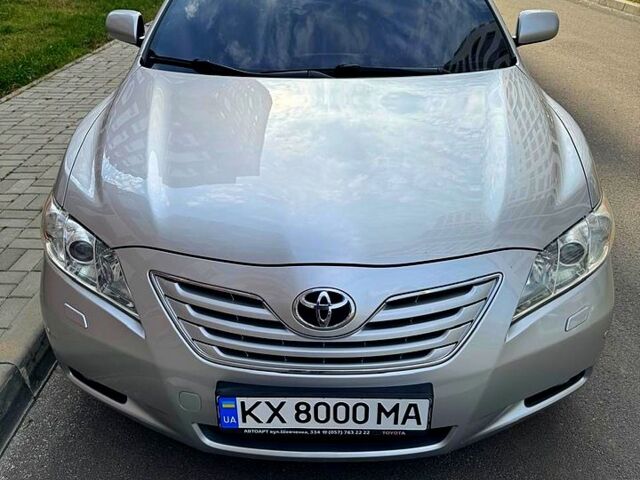 Серый Тойота Камри, объемом двигателя 2.4 л и пробегом 223 тыс. км за 10700 $, фото 1 на Automoto.ua