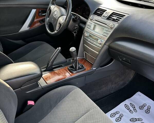 Сірий Тойота Камрі, об'ємом двигуна 2.4 л та пробігом 241 тис. км за 7700 $, фото 8 на Automoto.ua