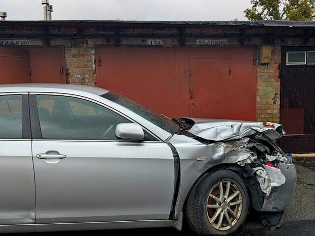 Серый Тойота Камри, объемом двигателя 2.4 л и пробегом 176 тыс. км за 3500 $, фото 1 на Automoto.ua