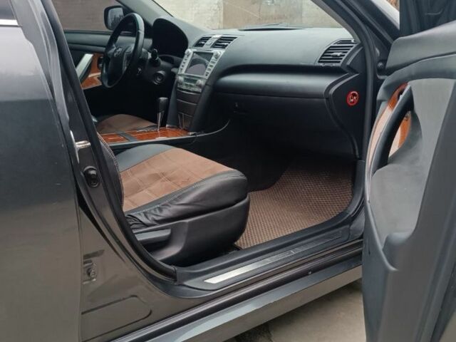 Сірий Тойота Камрі, об'ємом двигуна 2.4 л та пробігом 362 тис. км за 8000 $, фото 5 на Automoto.ua