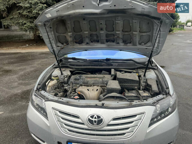 Серый Тойота Камри, объемом двигателя 2.4 л и пробегом 290 тыс. км за 8500 $, фото 13 на Automoto.ua