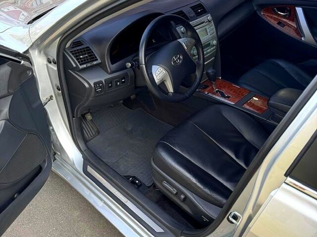 Серый Тойота Камри, объемом двигателя 2.4 л и пробегом 223 тыс. км за 10700 $, фото 6 на Automoto.ua