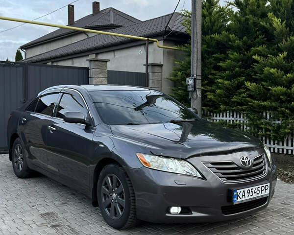 Серый Тойота Камри, объемом двигателя 3.46 л и пробегом 340 тыс. км за 9500 $, фото 3 на Automoto.ua