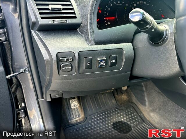 Серый Тойота Камри, объемом двигателя 2.4 л и пробегом 227 тыс. км за 9000 $, фото 4 на Automoto.ua